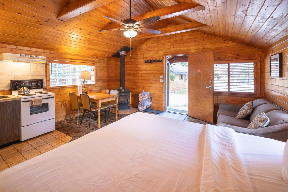 Castle Mountain Chalets 外观 照片
